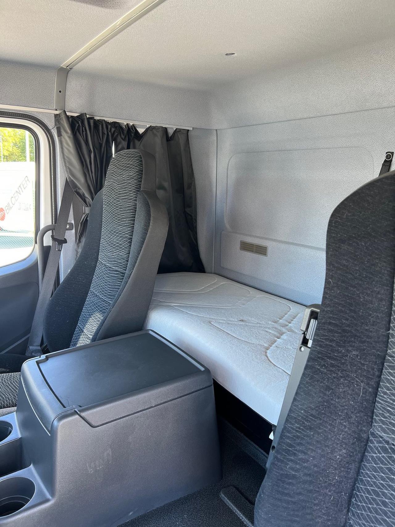 Mercedes-Benz Atego 1524L 4x2 Sovhytt Skåpbil Öppningsbarsida 2015 - Skåp