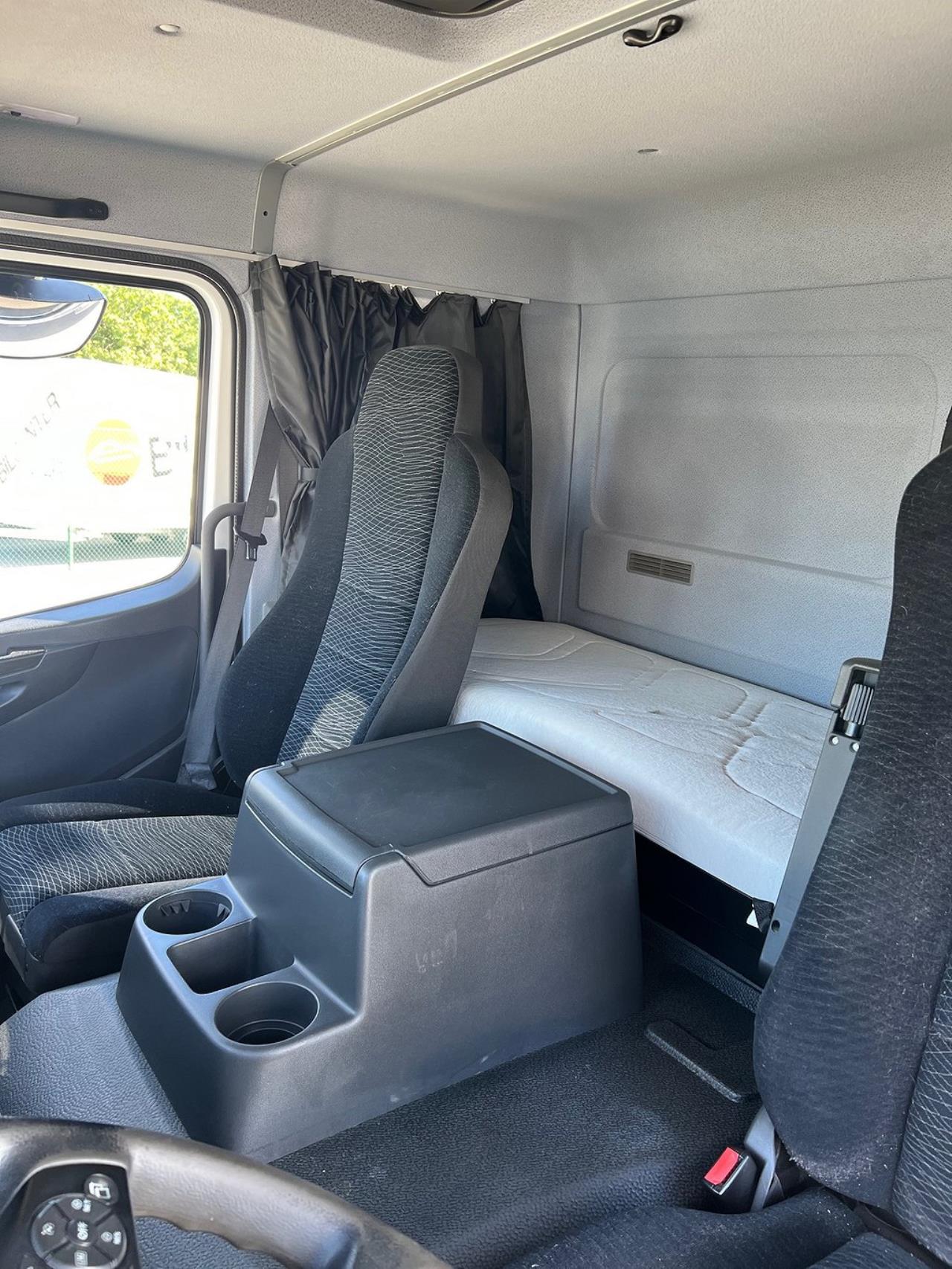 Mercedes-Benz Atego 1524L 4x2 Sovhytt Skåpbil Öppningsbarsida 2015 - Skåp