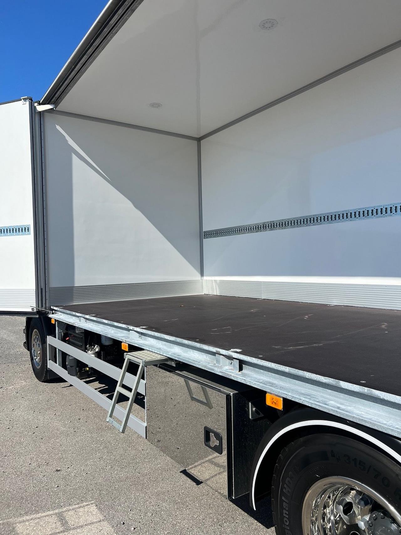 Volvo FE 320 4x2 Nya Modellen, Skåpbil med Öppningsbarsida 2024 - Skåp