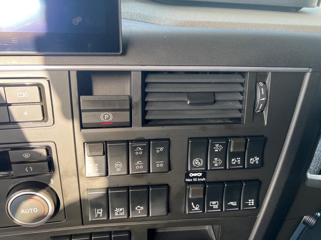 Volvo FH13 540 6x4 Dragbil Lyftbar Tandem Axel, Retarder 2023 - Dragbil