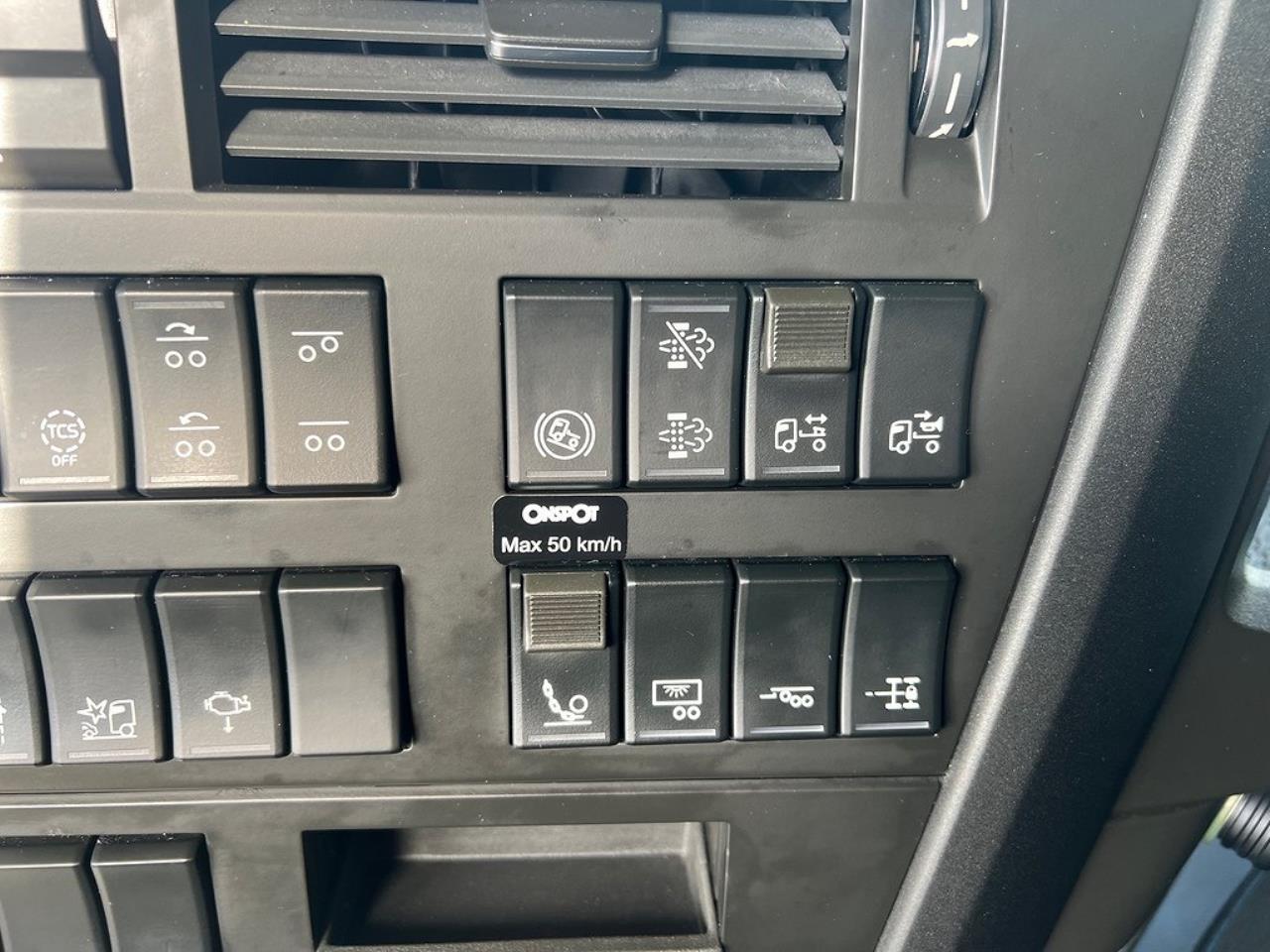 Volvo FH13 540 6x4 Dragbil Lyftbar Tandem Axel, Retarder 2023 - Dragbil