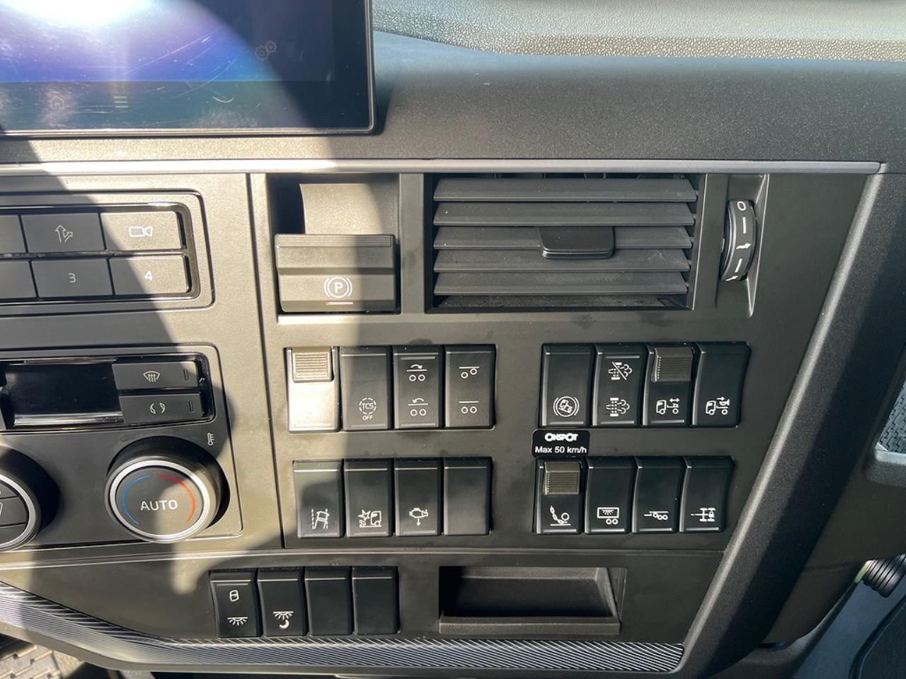 Volvo FH13 540 6x4 Dragbil Lyftbar Tandem Axel, Retarder 2023 - Dragbil