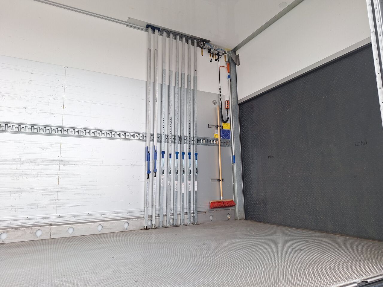 Volvo FH 8x2 Skåpbil 2023 - Skåp