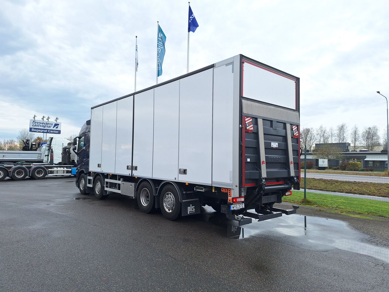 Volvo FH 8x2 Skåpbil 2023 - Skåp