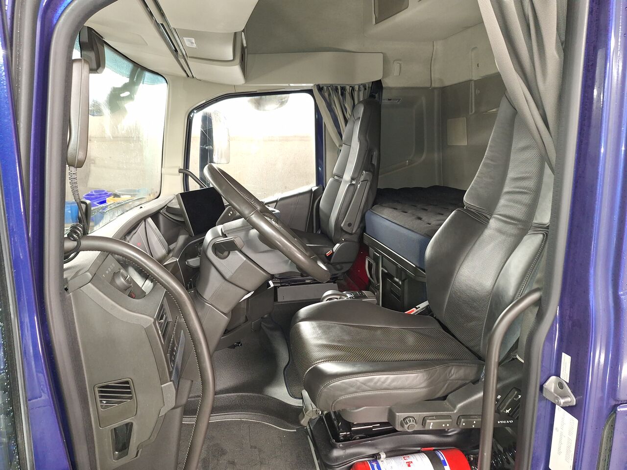 Volvo FH 8x2 Skåpbil 2023 - Skåp