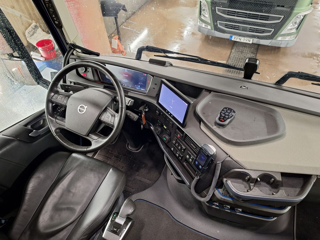 Volvo FH 8x2 Skåpbil 2023 - Skåp