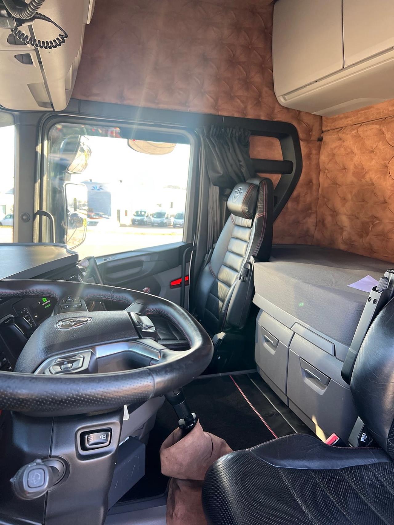 Scania R650 V8 6x4 Tippbil, Manuell, Cowboy inred, Euro 6 2020 - Tipp