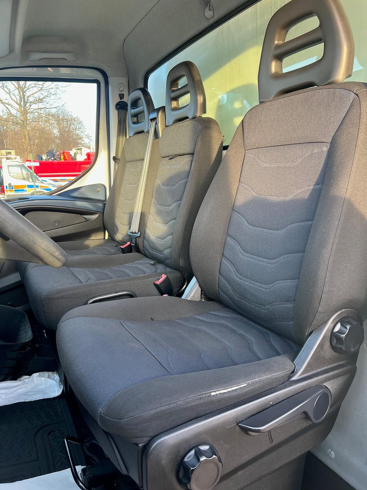 Iveco Daily 35S14 Skåpbil med Z-Lift, Hi-Matic Euro 6 2018 - Övrigt