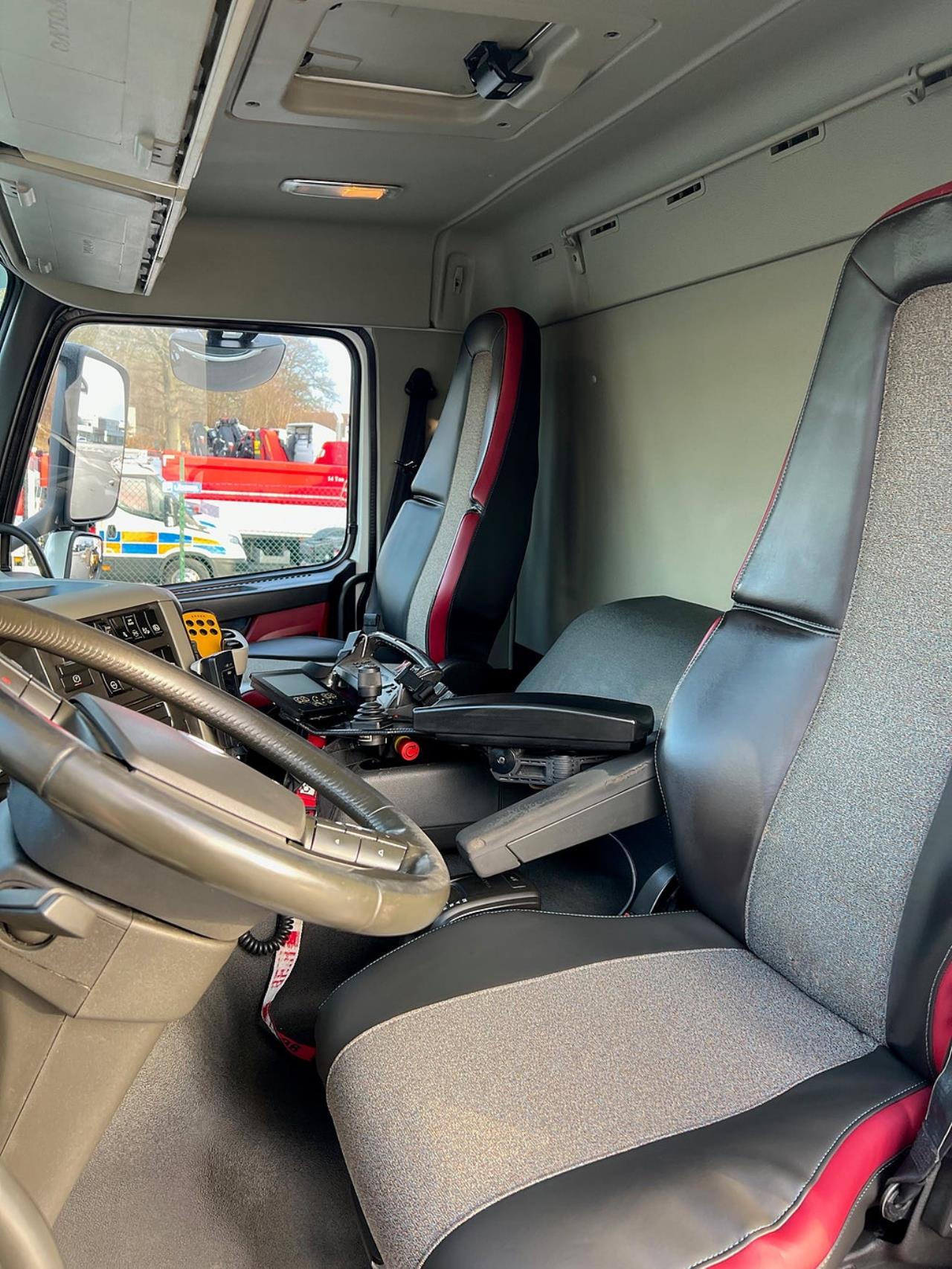 Volvo FM 330 4x2 Tipp & Kranbil, Plogutr, Kommunbil, Euro 6 2016 - Kran