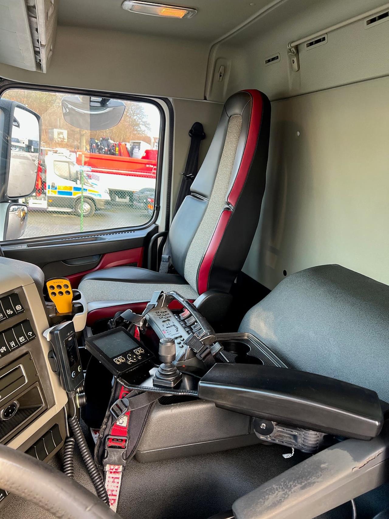 Volvo FM 330 4x2 Tipp & Kranbil, Plogutr, Kommunbil, Euro 6 2016 - Kran