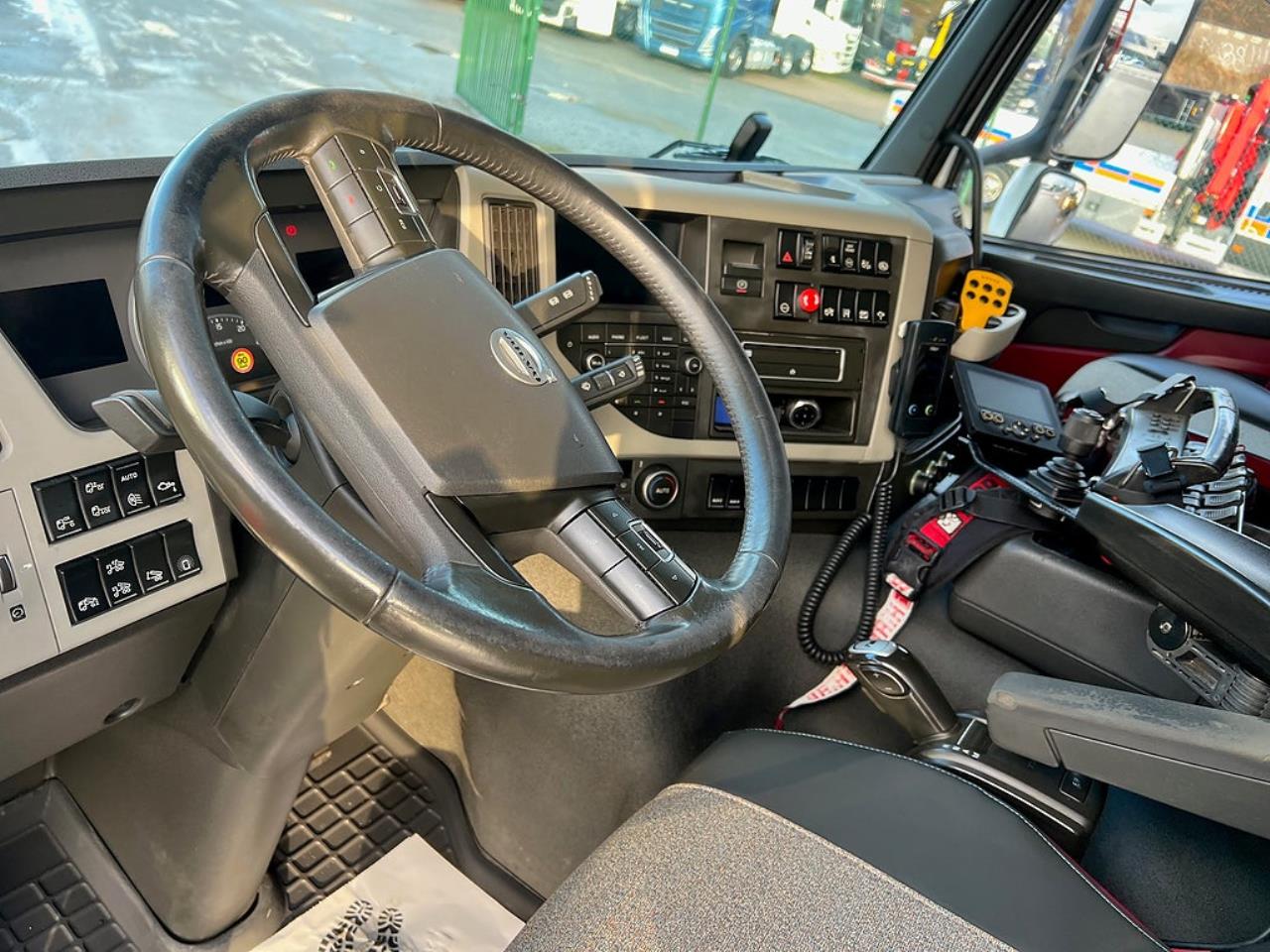 Volvo FM 330 4x2 Tipp & Kranbil, Plogutr, Kommunbil, Euro 6 2016 - Kran
