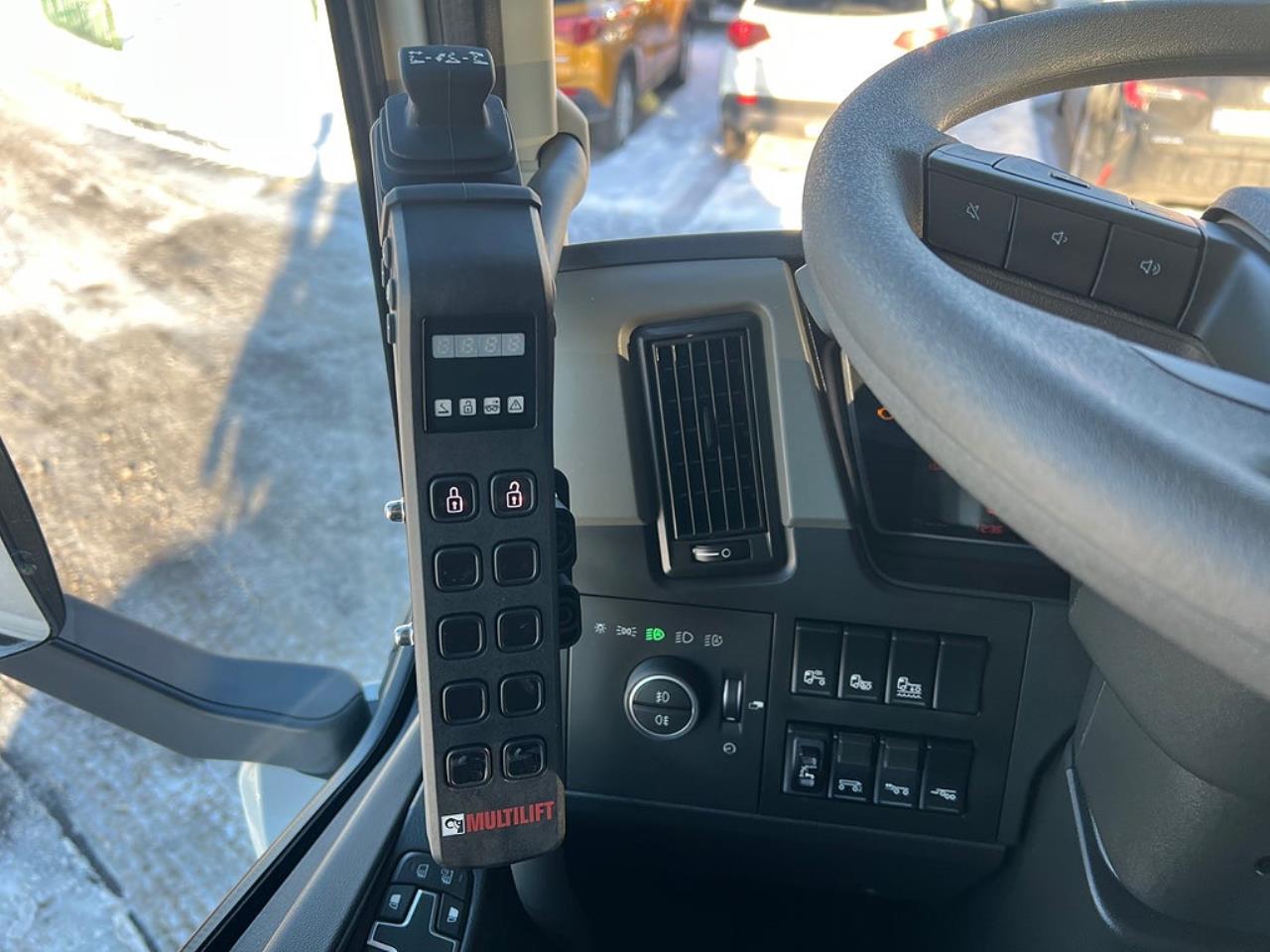 Volvo FM13 500 8x4*4 Tridem Kranv&auml;xlare Hiab 302 2023 - Kran