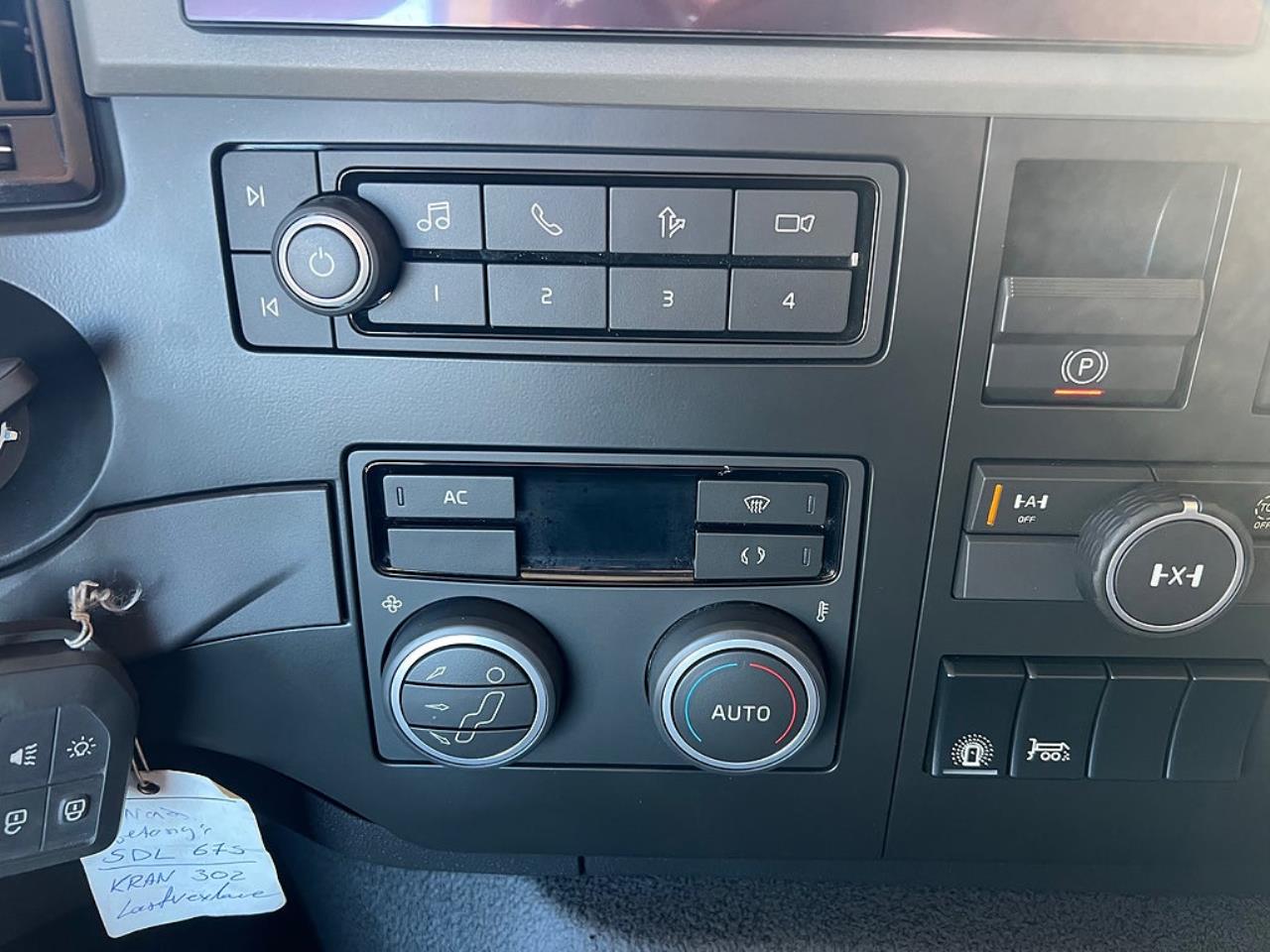 Volvo FM13 500 8x4*4 Tridem Kranv&auml;xlare Hiab 302 2023 - Kran