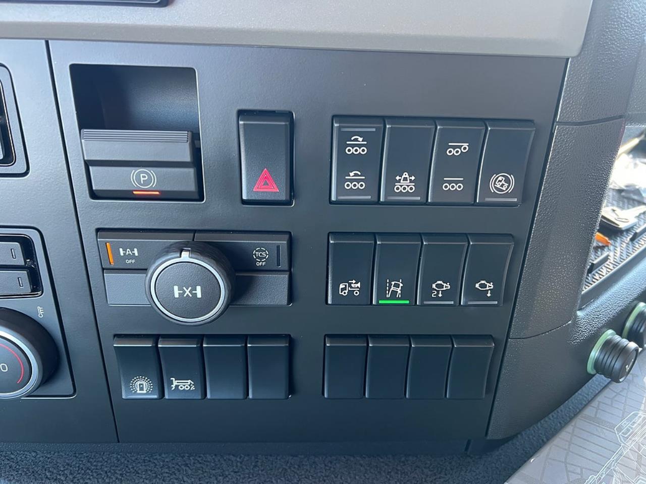 Volvo FM13 500 8x4*4 Tridem Kranv&auml;xlare Hiab 302 2023 - Kran