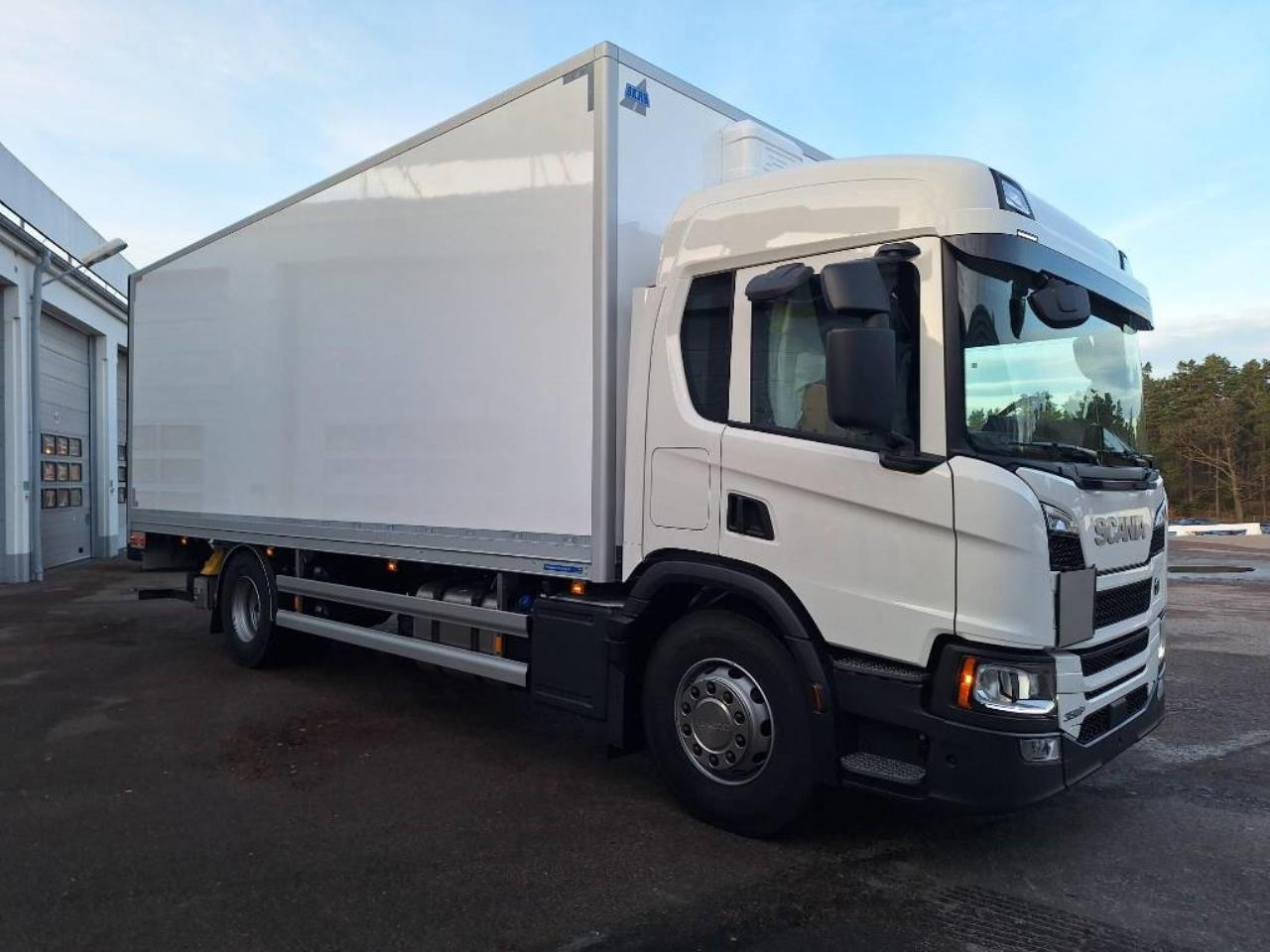 Scania P350 LB4x2 Distributionsbil med drag 2026 - Sk&aring;p