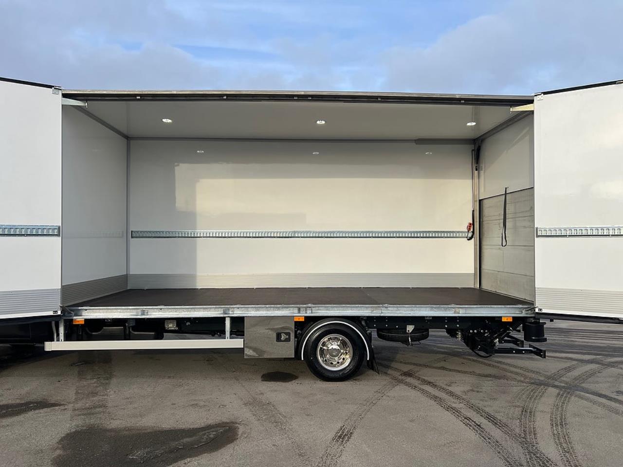 Iveco Daily 72C18 A8 Sk&aring;pbil &Ouml;ppningsbarsida Fullutrustad 2025 - Sk&aring;p