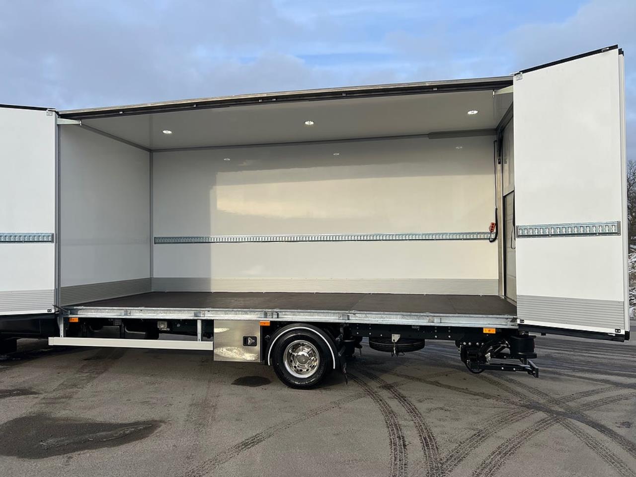 Iveco Daily 72C18 A8 Sk&aring;pbil &Ouml;ppningsbarsida Fullutrustad 2025 - Sk&aring;p