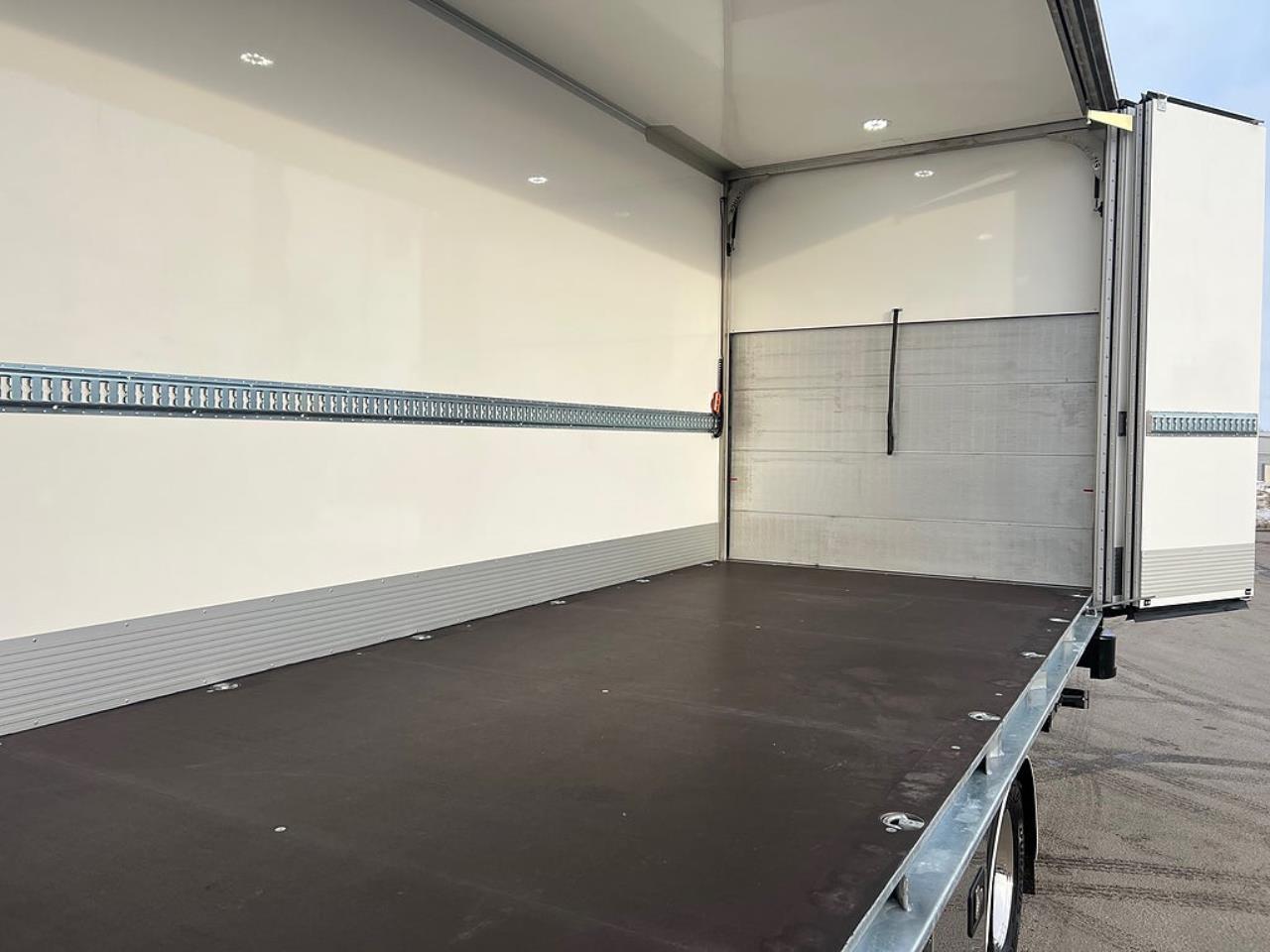 Iveco Daily 72C18 A8 Sk&aring;pbil &Ouml;ppningsbarsida Fullutrustad 2025 - Sk&aring;p