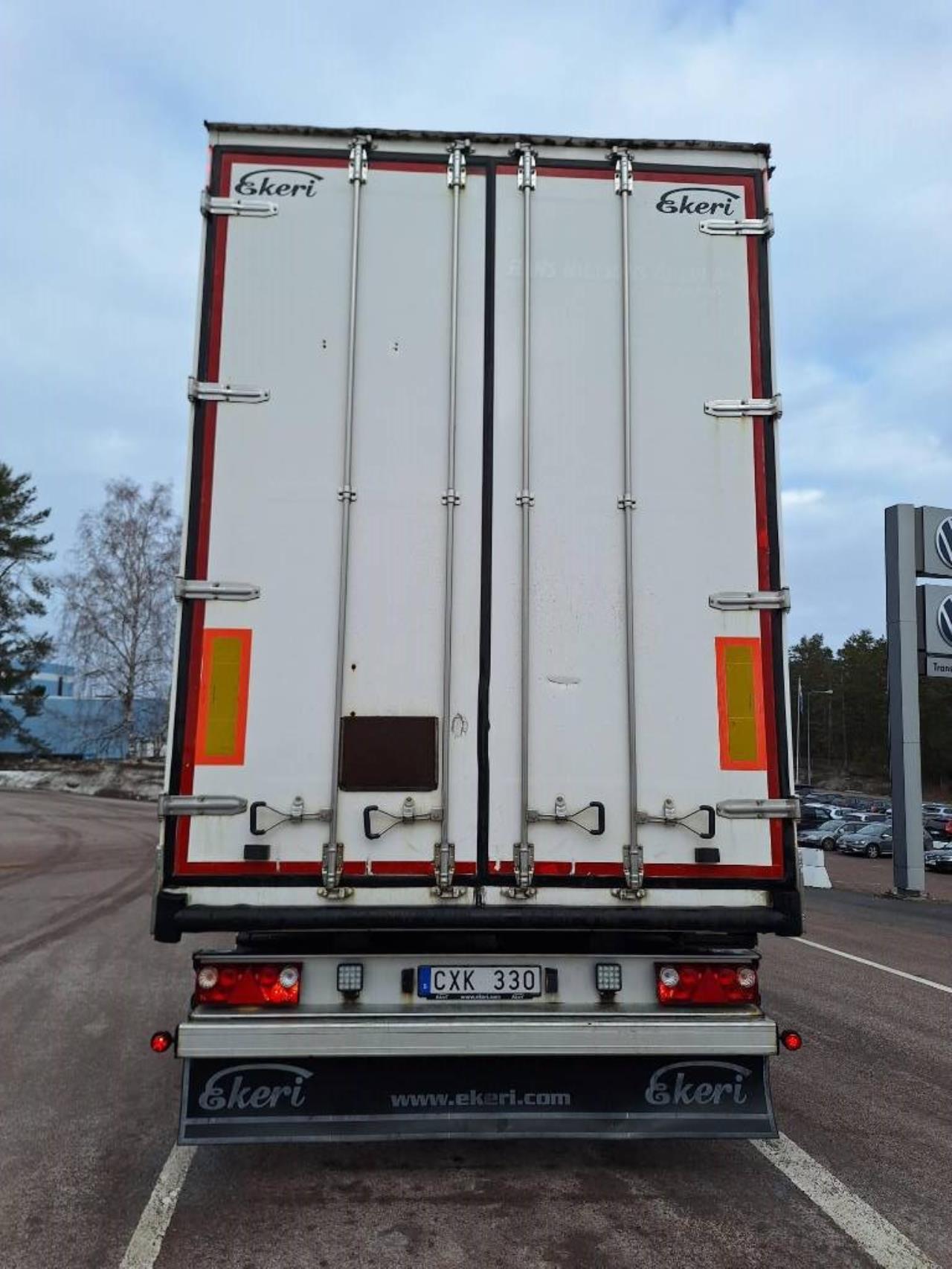 Scania R580 LB6x2*4 Fj&auml;rrbil med sk&aring;p & &ouml;ppningsbart tak + Ekeri sl&auml;p 2015 - Sk&aring;p