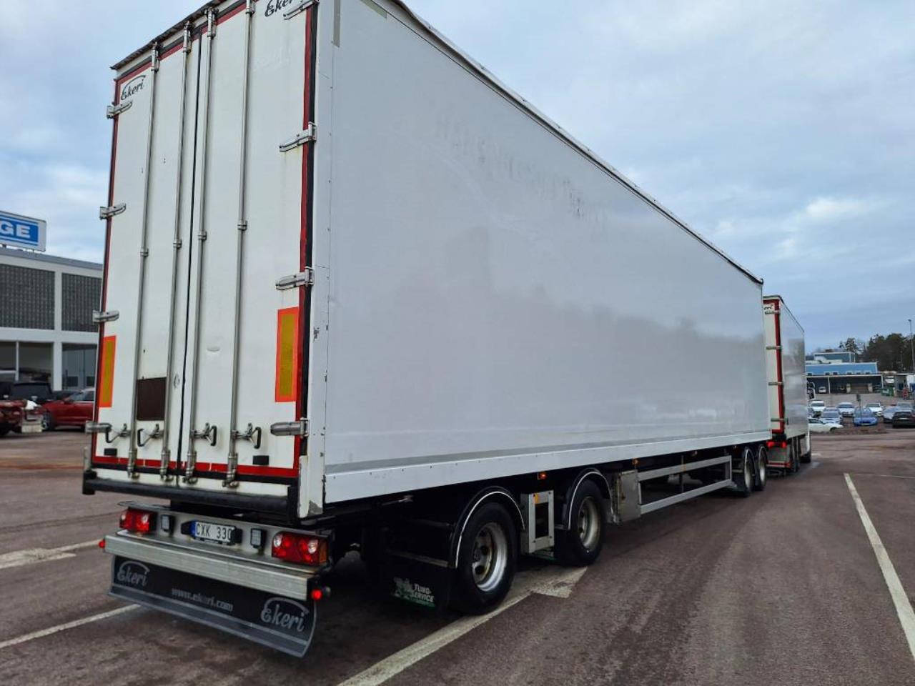 Scania R580 LB6x2*4 Fj&auml;rrbil med sk&aring;p & &ouml;ppningsbart tak + Ekeri sl&auml;p 2015 - Sk&aring;p