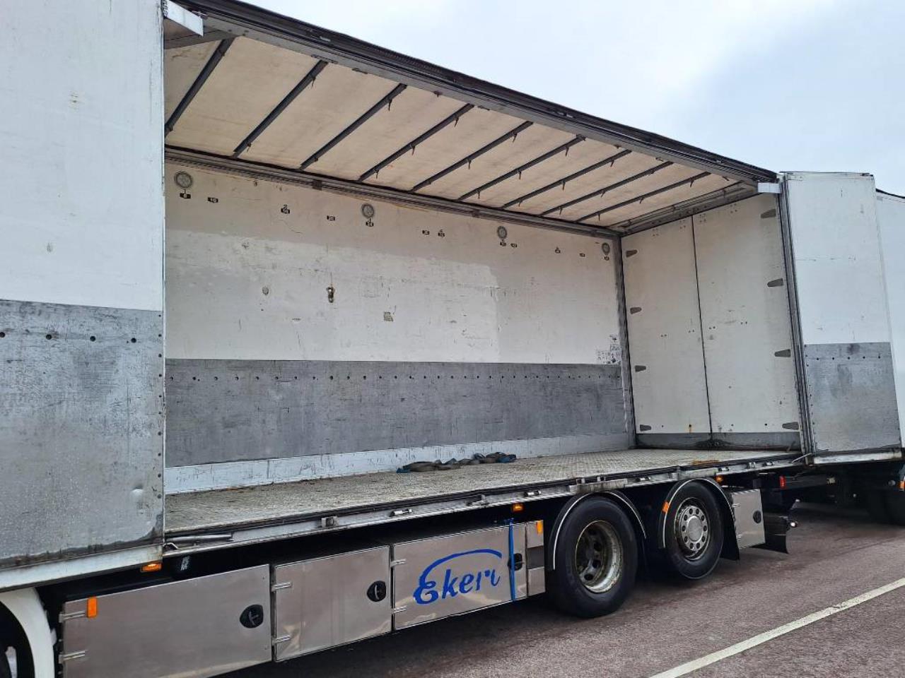 Scania R580 LB6x2*4 Fj&auml;rrbil med sk&aring;p & &ouml;ppningsbart tak + Ekeri sl&auml;p 2015 - Sk&aring;p