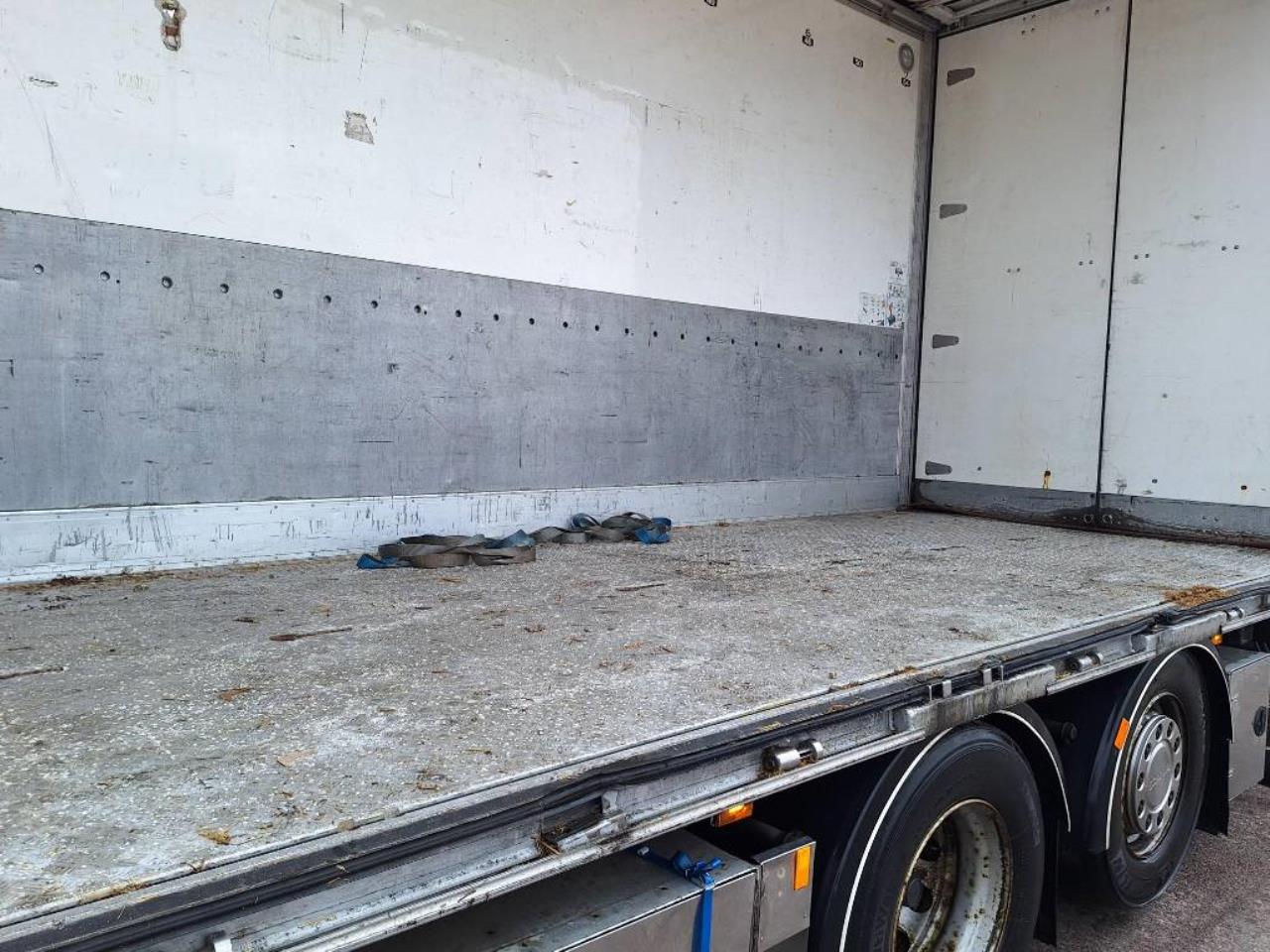 Scania R580 LB6x2*4 Fj&auml;rrbil med sk&aring;p & &ouml;ppningsbart tak + Ekeri sl&auml;p 2015 - Sk&aring;p