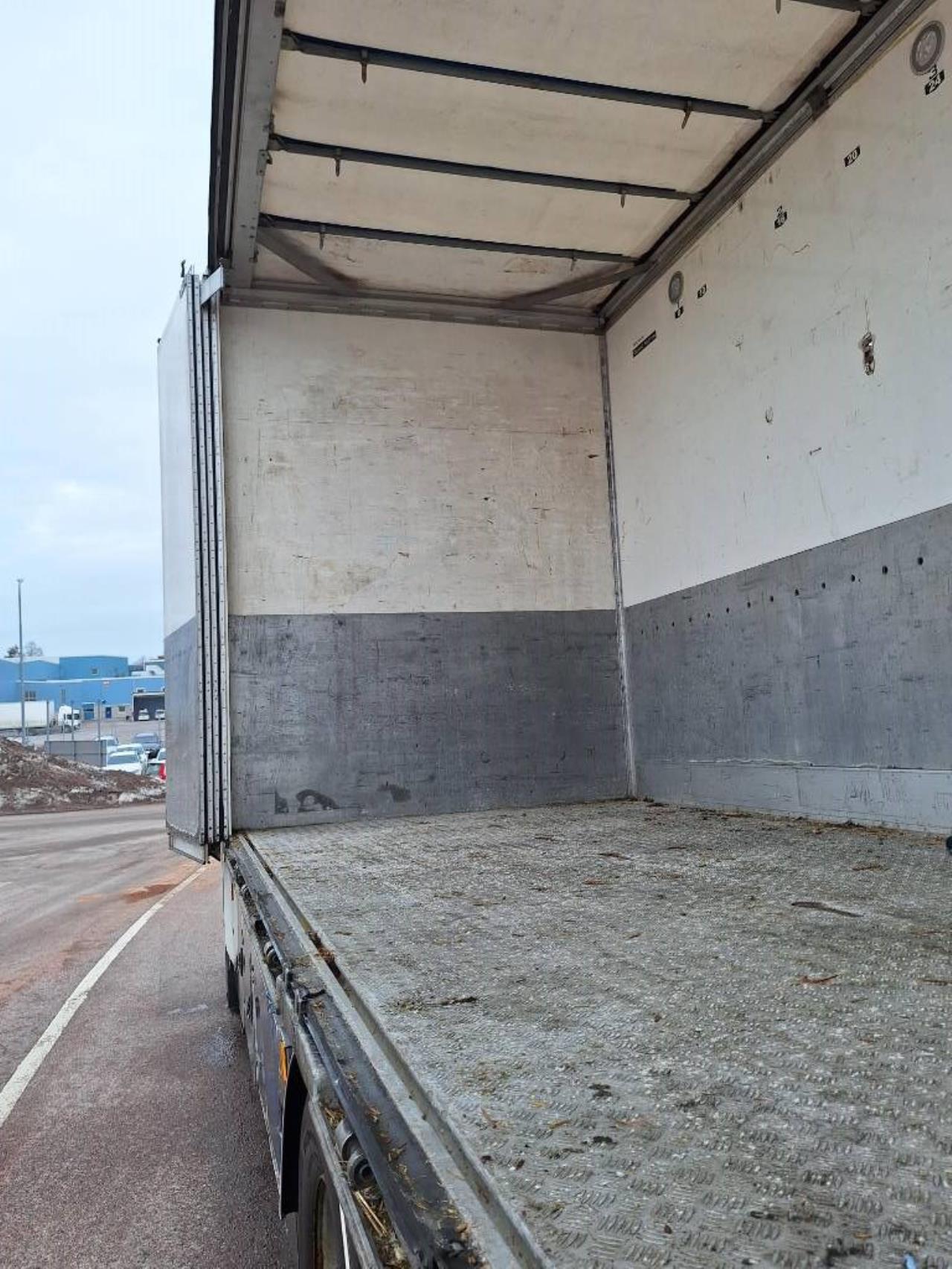 Scania R580 LB6x2*4 Fj&auml;rrbil med sk&aring;p & &ouml;ppningsbart tak + Ekeri sl&auml;p 2015 - Sk&aring;p