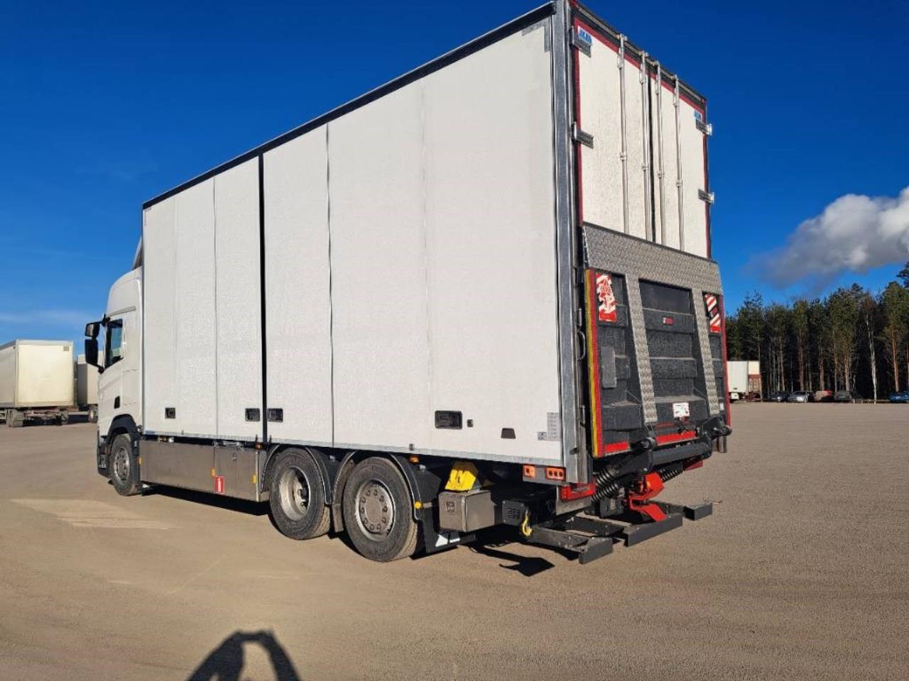 SCANIA R500 LB6x2*4 Fj&auml;rrbil SK&Aring;P med lift, &ouml;ppningsbar sida SKAB 2025 - Sk&aring;p