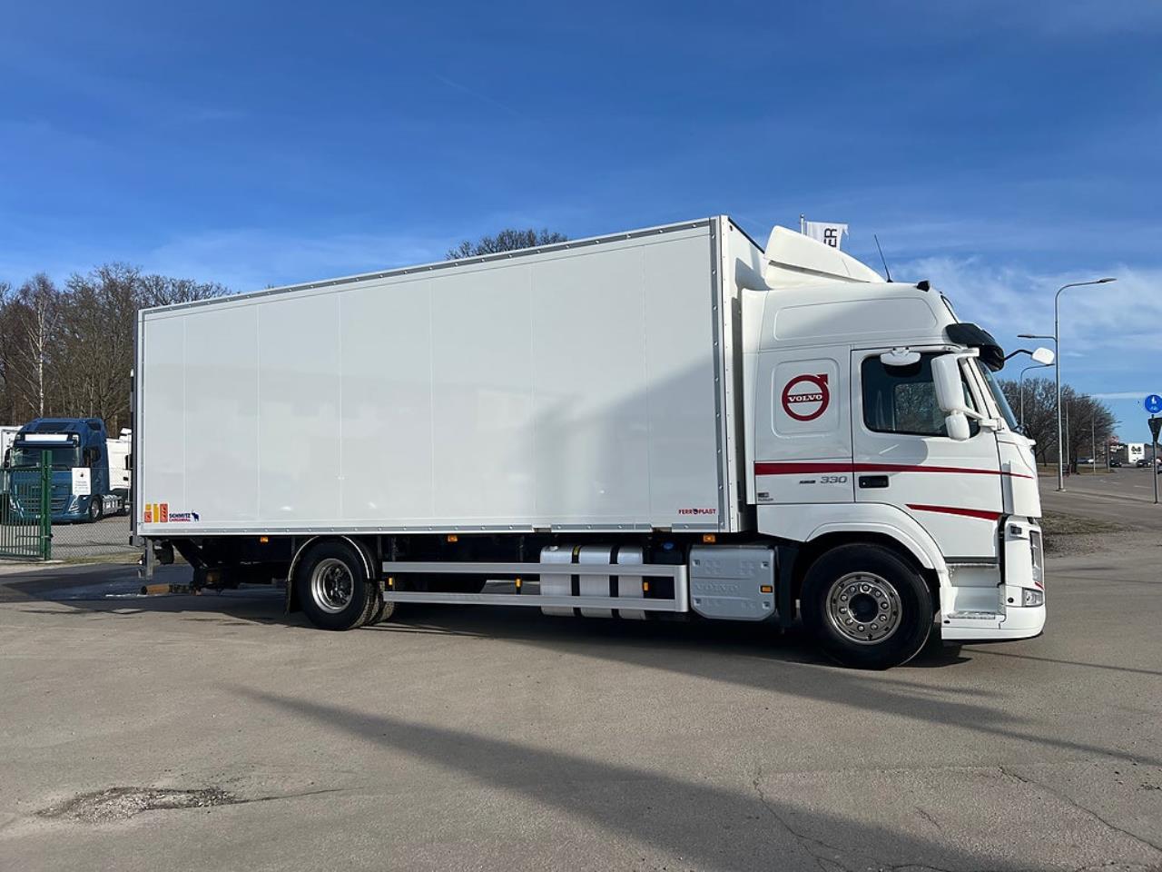 Volvo FM 330 4x2 Kylbil / Frysbil 2 Zons, Korridorbil 2020 - &Ouml;vrigt