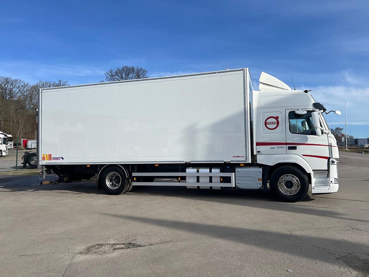 Volvo FM 330 4x2 Kylbil / Frysbil 2 Zons, Korridorbil 2020 - &Ouml;vrigt