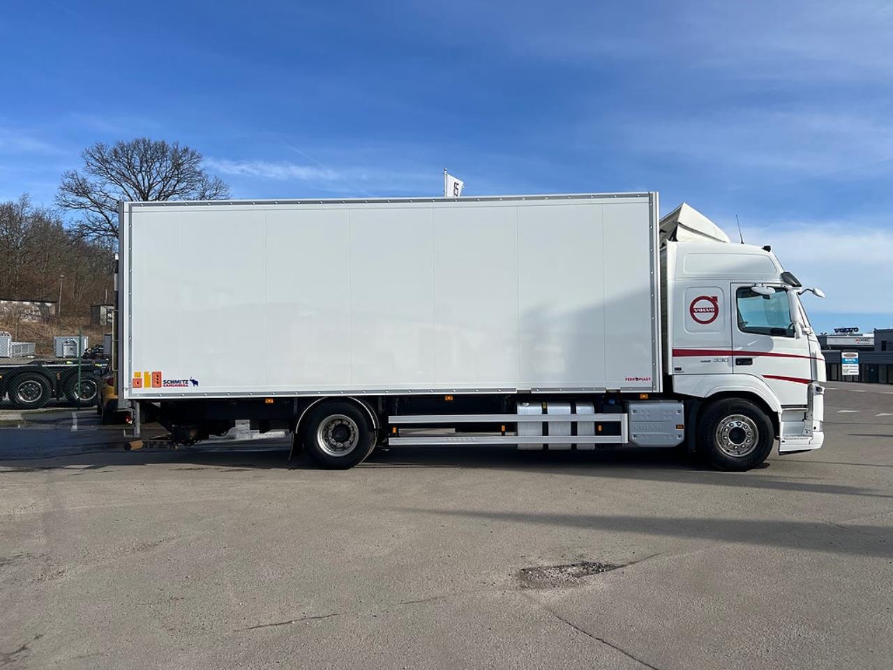 Volvo FM 330 4x2 Kylbil / Frysbil 2 Zons, Korridorbil 2020 - &Ouml;vrigt