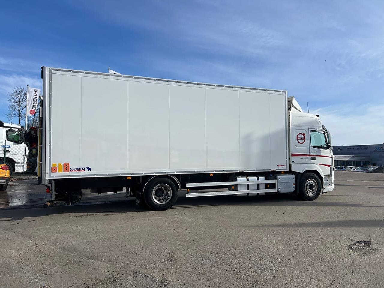 Volvo FM 330 4x2 Kylbil / Frysbil 2 Zons, Korridorbil 2020 - &Ouml;vrigt