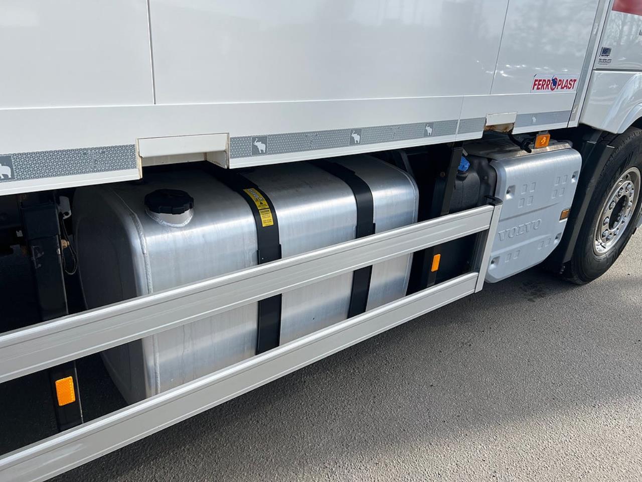 Volvo FM 330 4x2 Kylbil / Frysbil 2 Zons, Korridorbil 2020 - &Ouml;vrigt