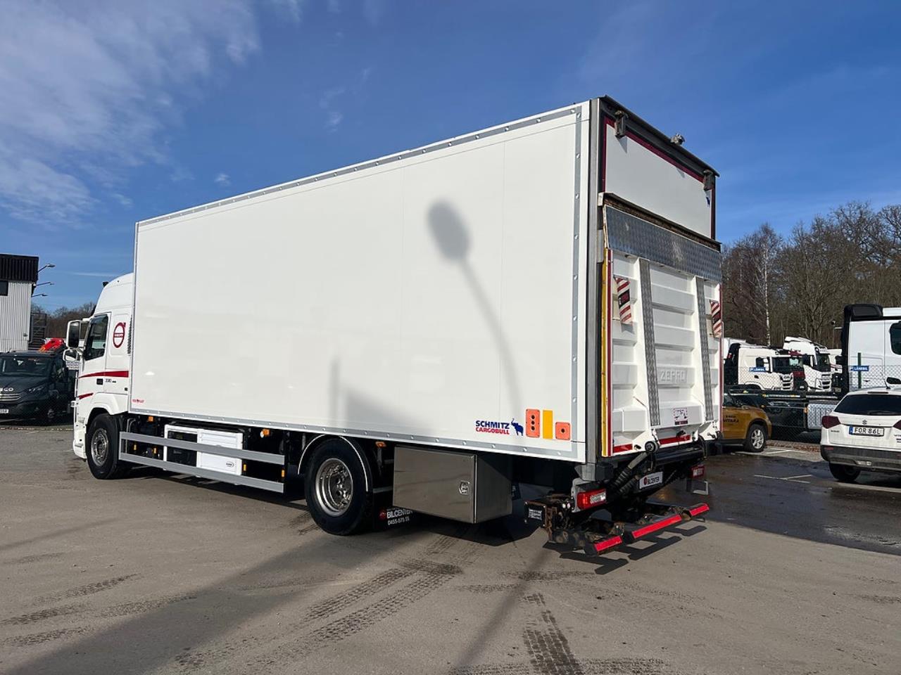 Volvo FM 330 4x2 Kylbil / Frysbil 2 Zons, Korridorbil 2020 - &Ouml;vrigt