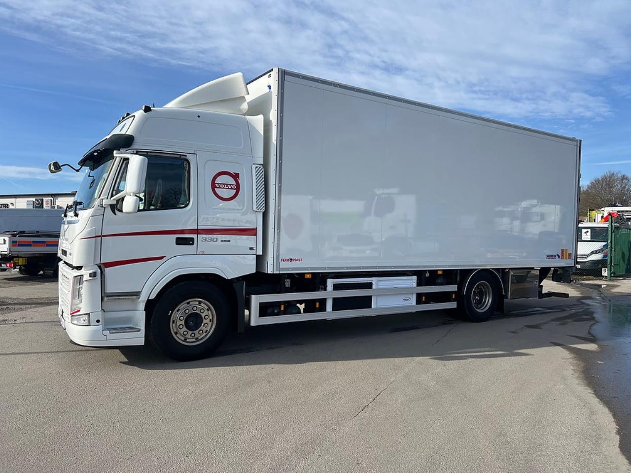 Volvo FM 330 4x2 Kylbil / Frysbil 2 Zons, Korridorbil 2020 - &Ouml;vrigt