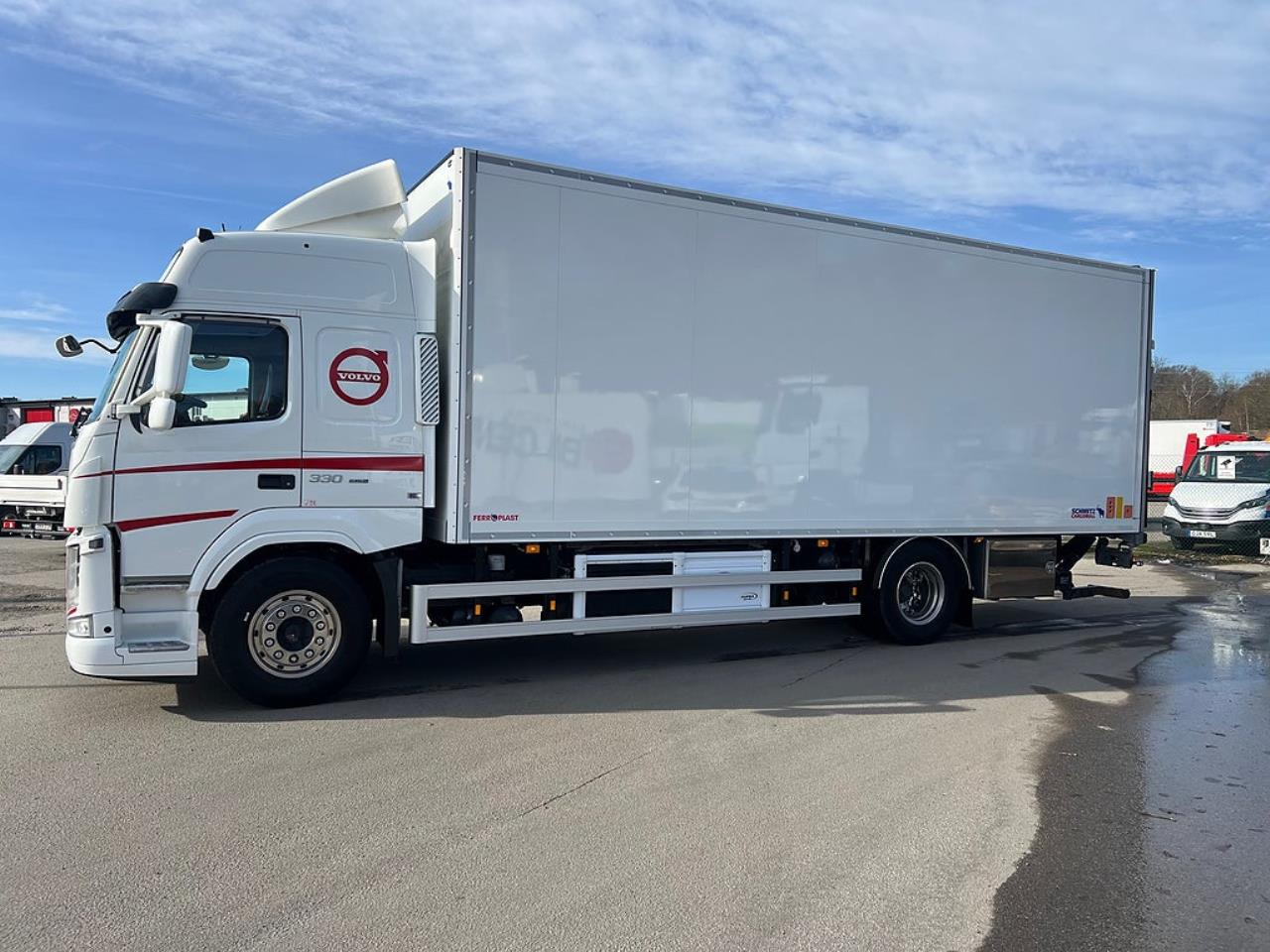 Volvo FM 330 4x2 Kylbil / Frysbil 2 Zons, Korridorbil 2020 - &Ouml;vrigt