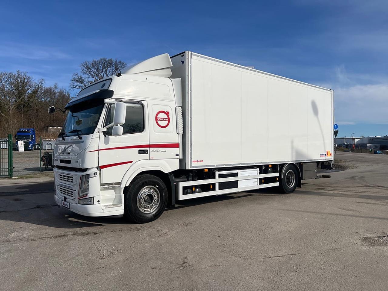 Volvo FM 330 4x2 Kylbil / Frysbil 2 Zons, Korridorbil 2020 - &Ouml;vrigt