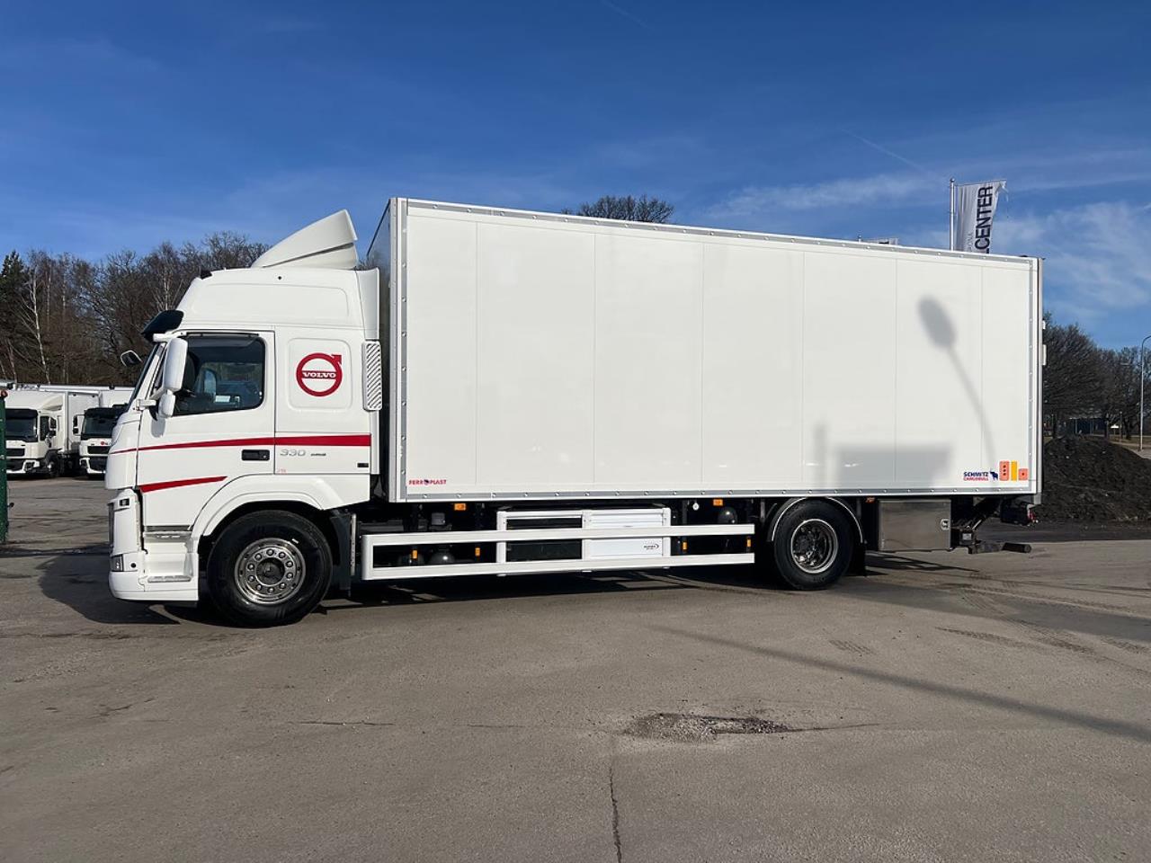 Volvo FM 330 4x2 Kylbil / Frysbil 2 Zons, Korridorbil 2020 - &Ouml;vrigt