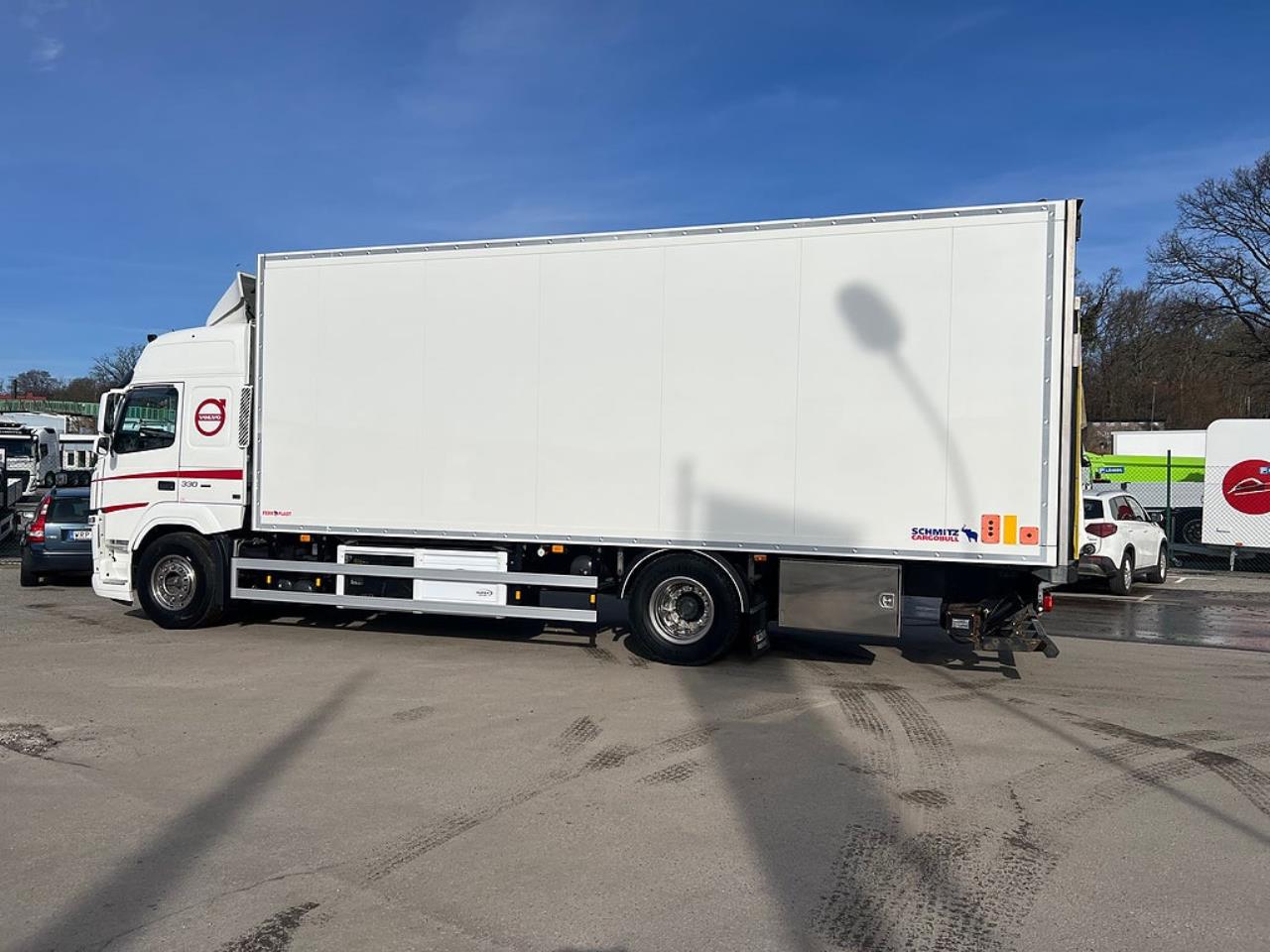 Volvo FM 330 4x2 Kylbil / Frysbil 2 Zons, Korridorbil 2020 - &Ouml;vrigt