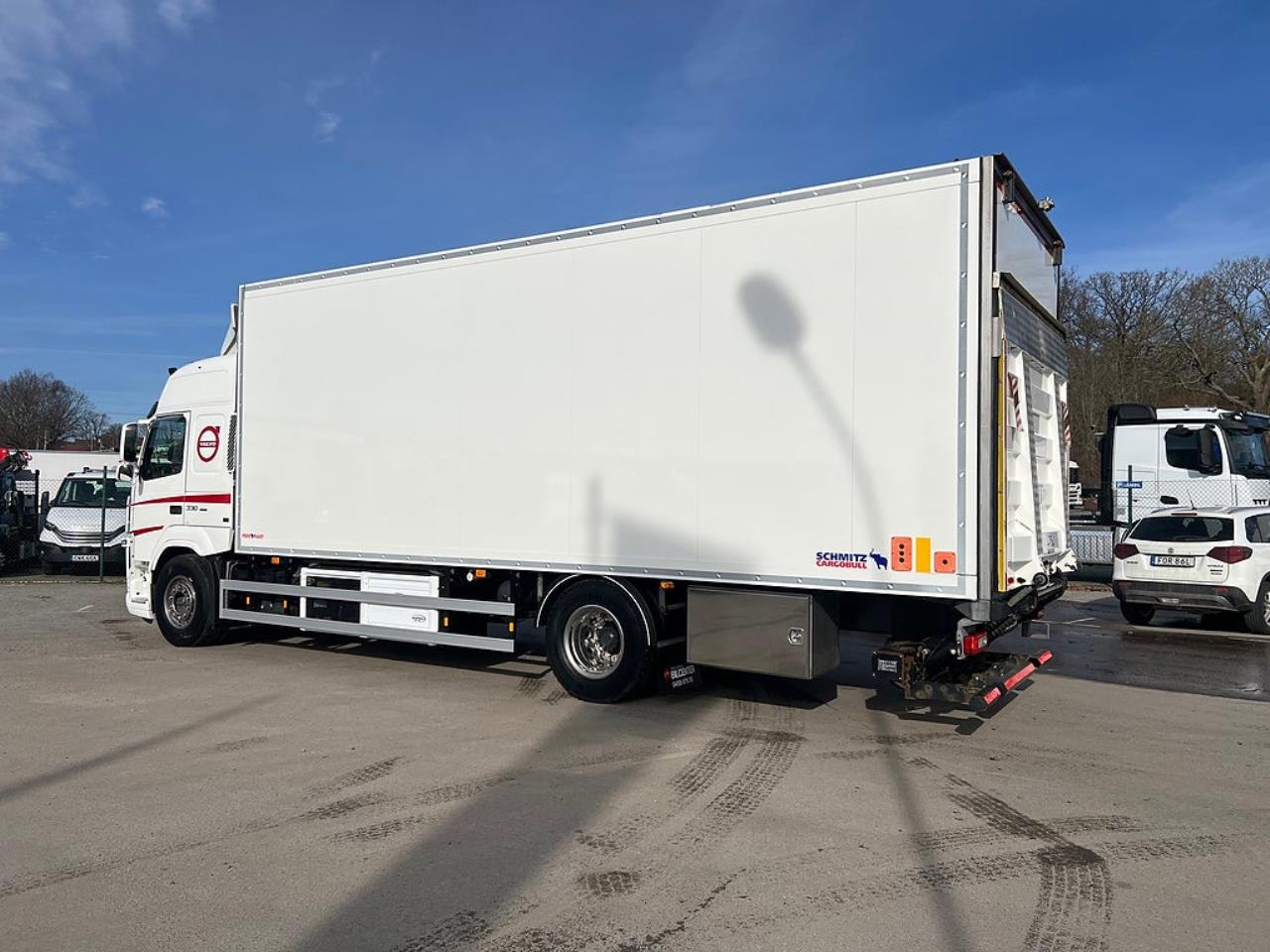 Volvo FM 330 4x2 Kylbil / Frysbil 2 Zons, Korridorbil 2020 - &Ouml;vrigt