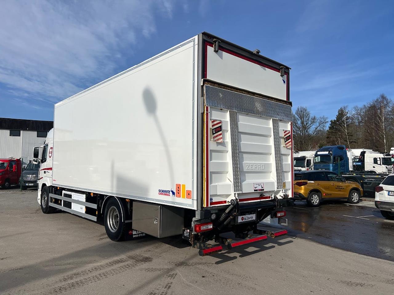 Volvo FM 330 4x2 Kylbil / Frysbil 2 Zons, Korridorbil 2020 - &Ouml;vrigt