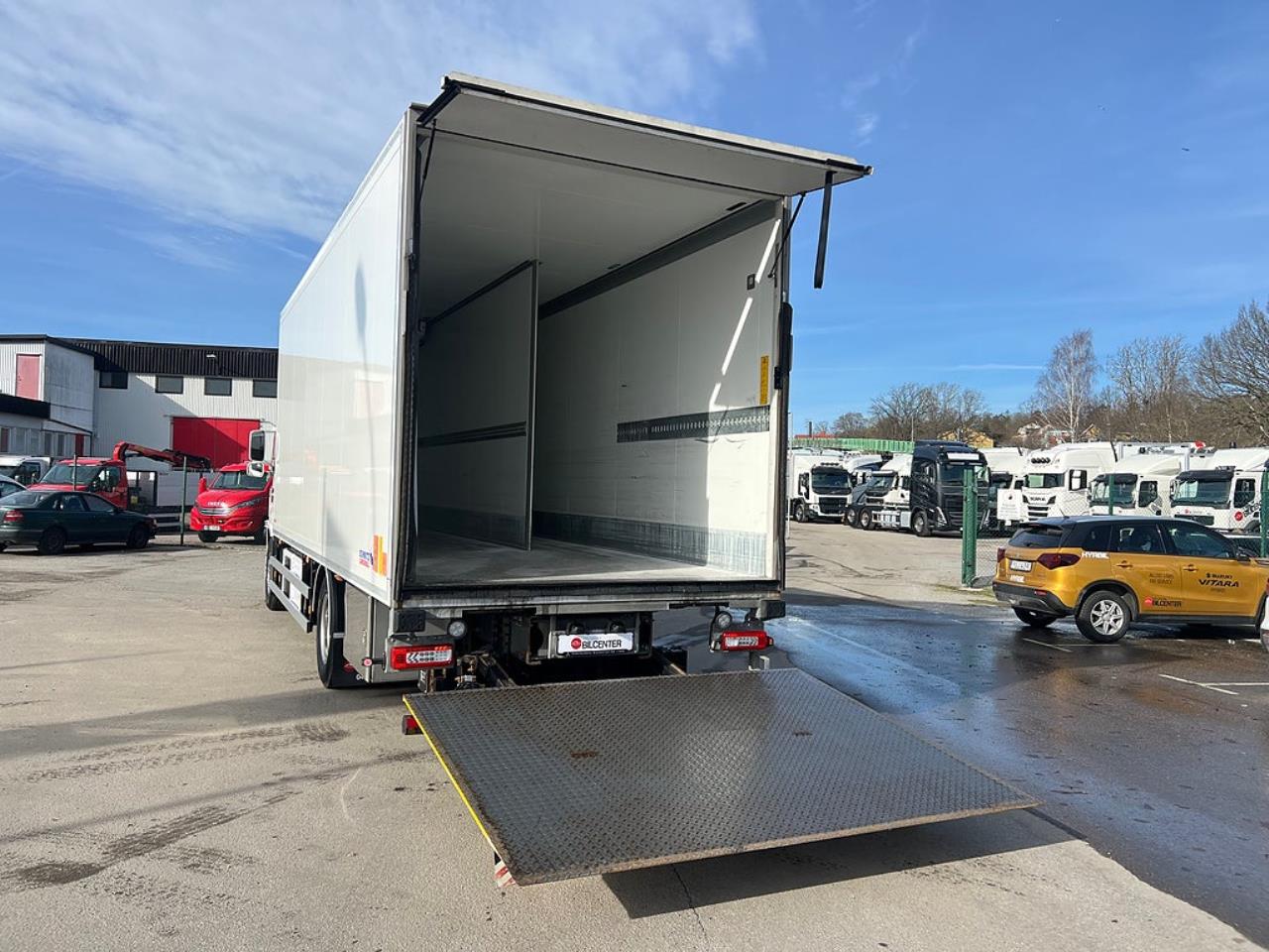 Volvo FM 330 4x2 Kylbil / Frysbil 2 Zons, Korridorbil 2020 - &Ouml;vrigt