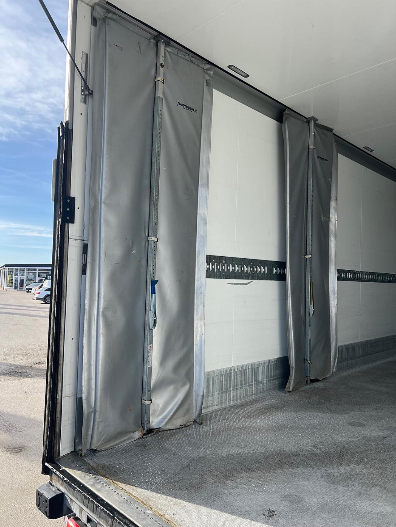 Volvo FM 330 4x2 Kylbil / Frysbil 2 Zons, Korridorbil 2020 - &Ouml;vrigt