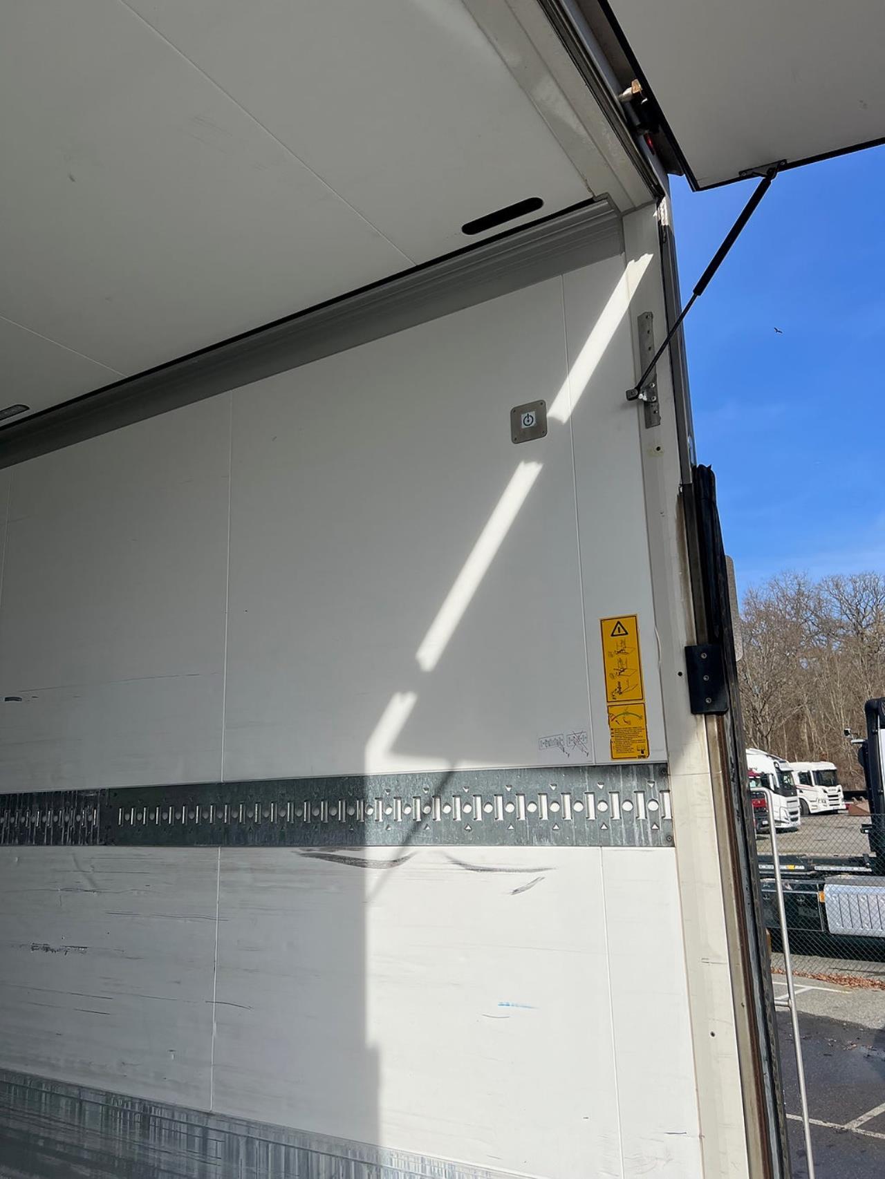 Volvo FM 330 4x2 Kylbil / Frysbil 2 Zons, Korridorbil 2020 - &Ouml;vrigt