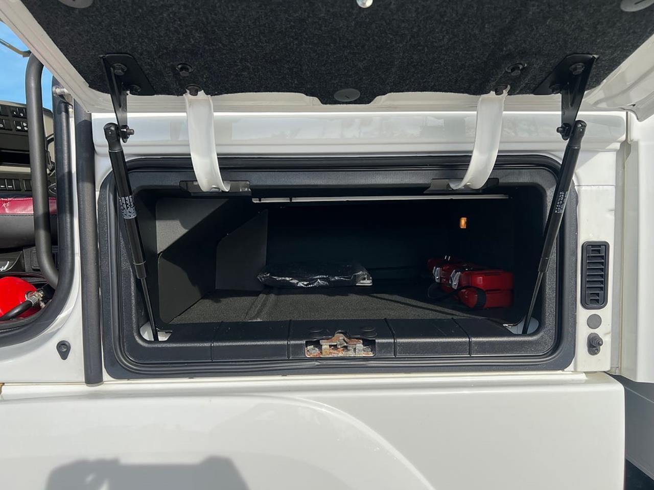 Volvo FM 330 4x2 Kylbil / Frysbil 2 Zons, Korridorbil 2020 - &Ouml;vrigt