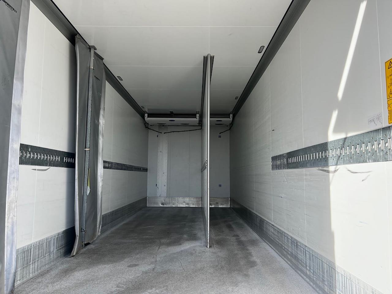 Volvo FM 330 4x2 Kylbil / Frysbil 2 Zons, Korridorbil 2020 - &Ouml;vrigt