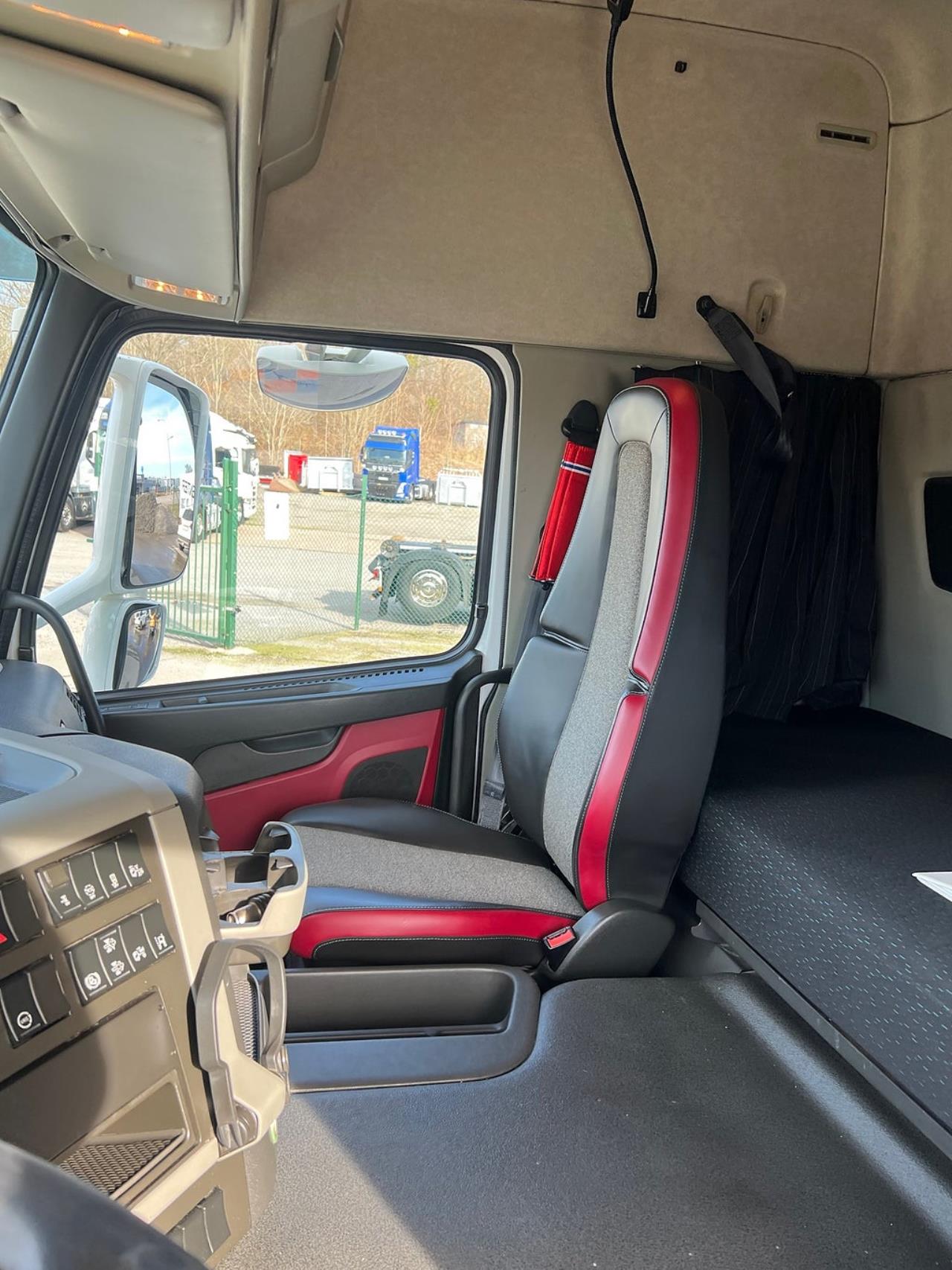 Volvo FM 330 4x2 Kylbil / Frysbil 2 Zons, Korridorbil 2020 - &Ouml;vrigt