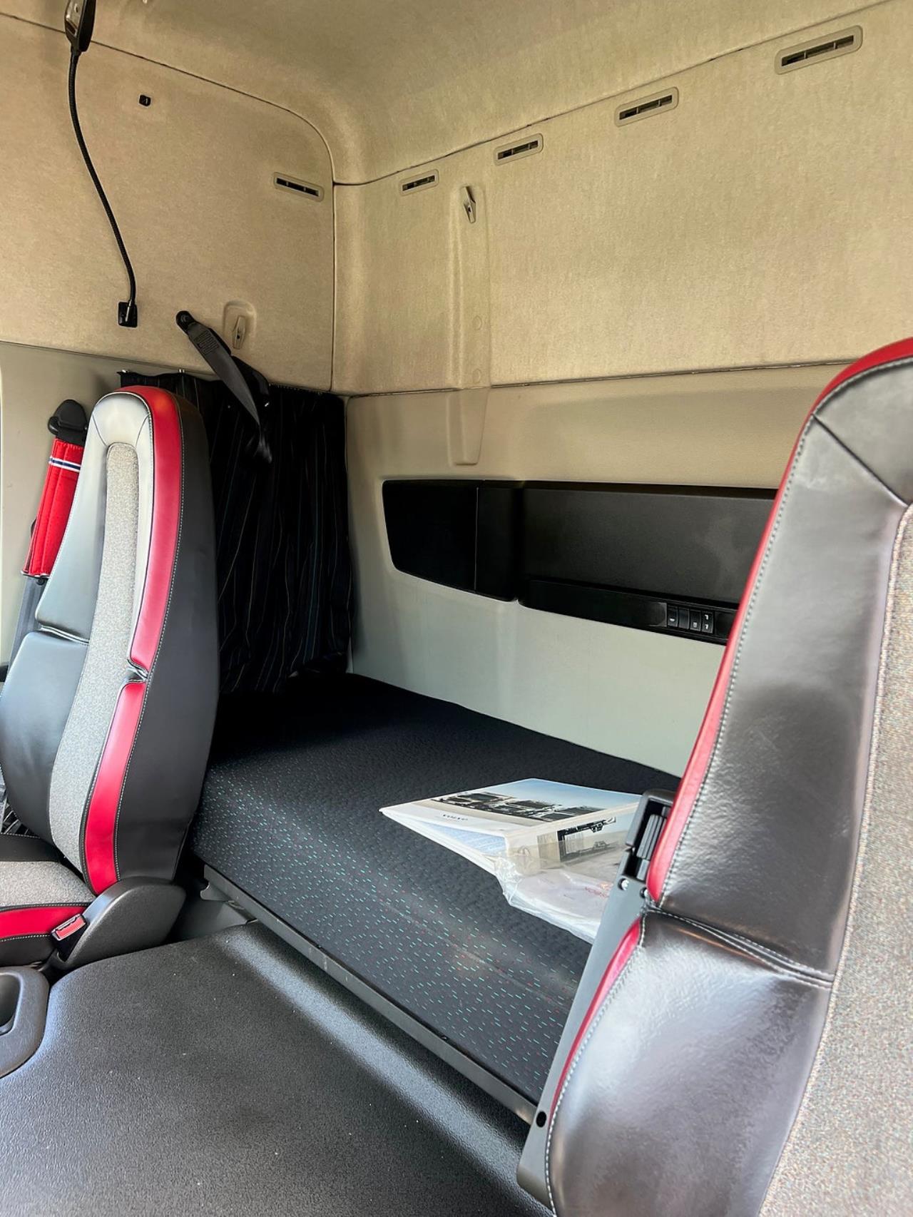 Volvo FM 330 4x2 Kylbil / Frysbil 2 Zons, Korridorbil 2020 - &Ouml;vrigt