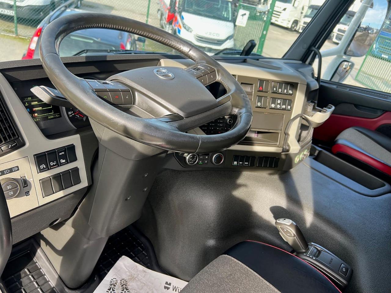 Volvo FM 330 4x2 Kylbil / Frysbil 2 Zons, Korridorbil 2020 - &Ouml;vrigt