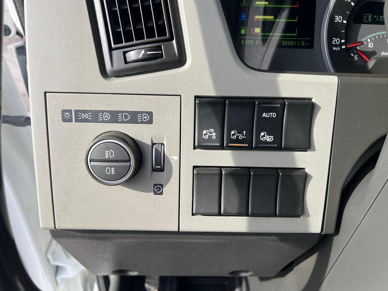 Volvo FM 330 4x2 Kylbil / Frysbil 2 Zons, Korridorbil 2020 - &Ouml;vrigt